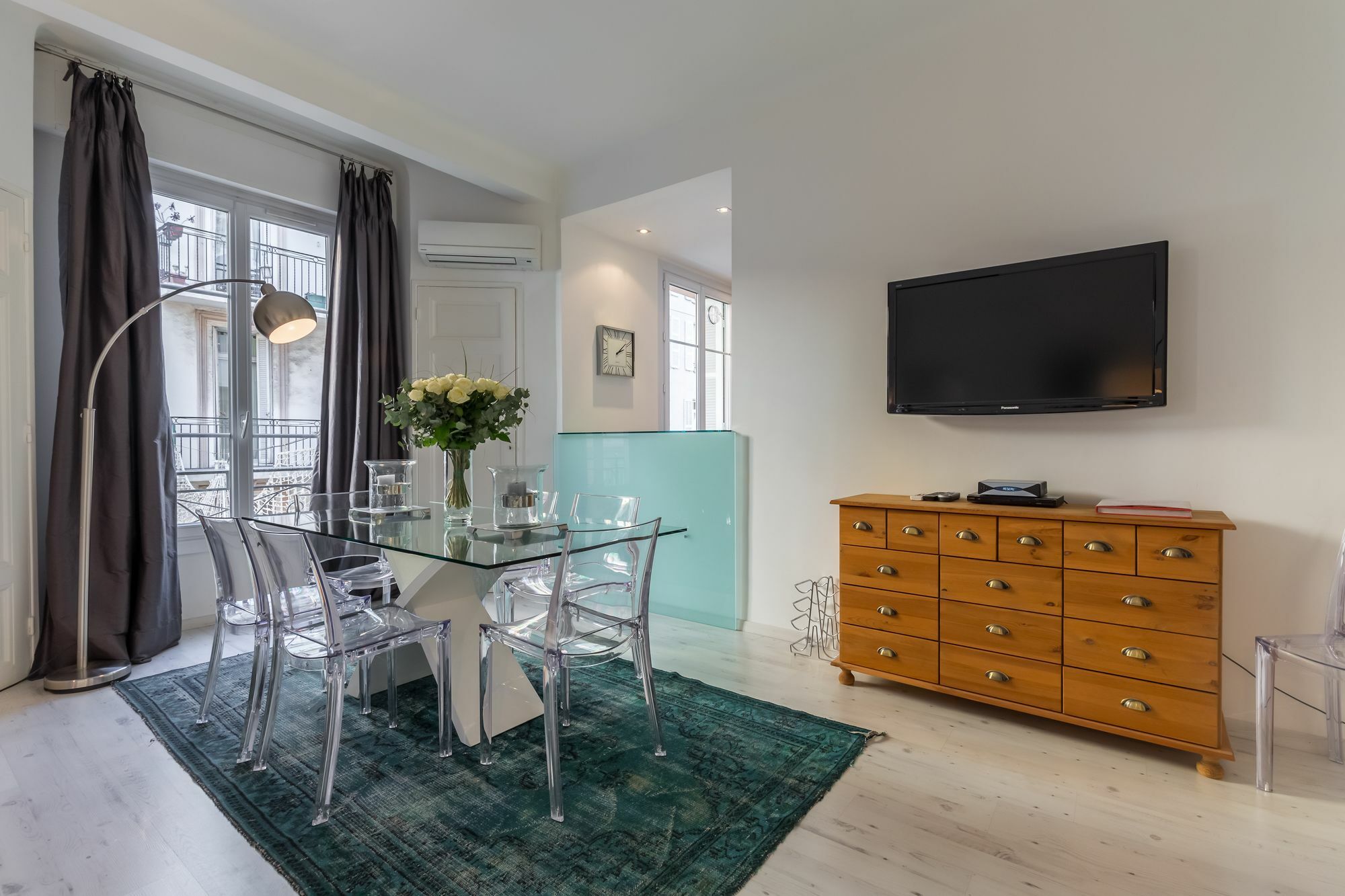 Centrally Located Modern 2 Bed Apartment In Cannes With Aircon And High Ceilings And Modern Design 696 ภายนอก รูปภาพ
